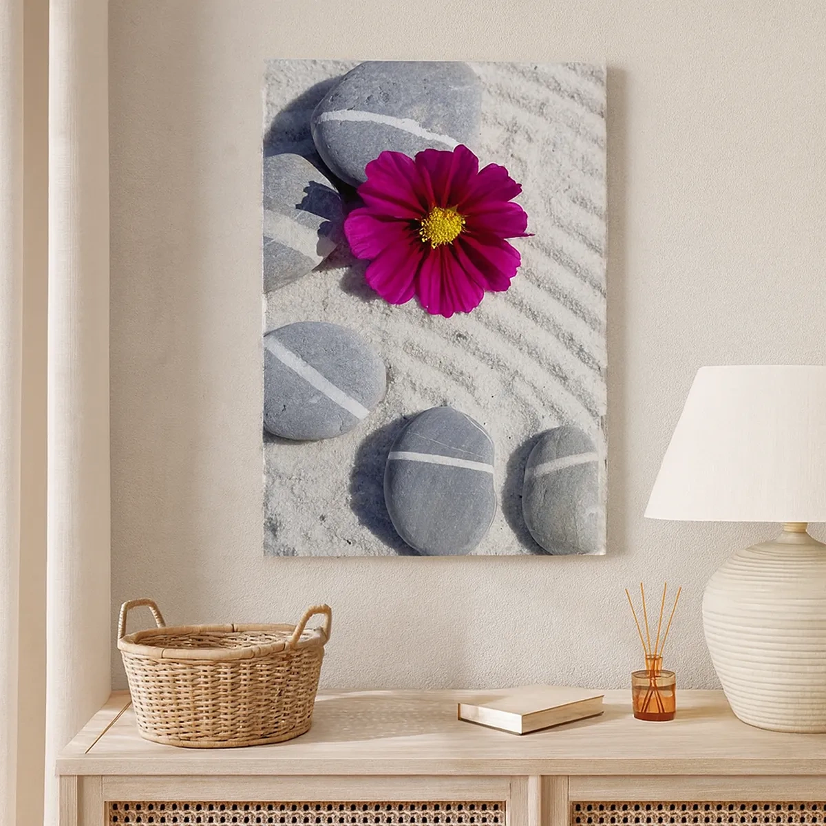 Bild auf Leinwand - Leinwandbild - Steine und eine rosa Blume auf dem Sand im Zen-Stil - 50x70cm - Energie und Ruhe des Zauberkreises der Natur - Moderne Wanddekoration für Wohnzimmer und Schlafzimmer ARTTOR
