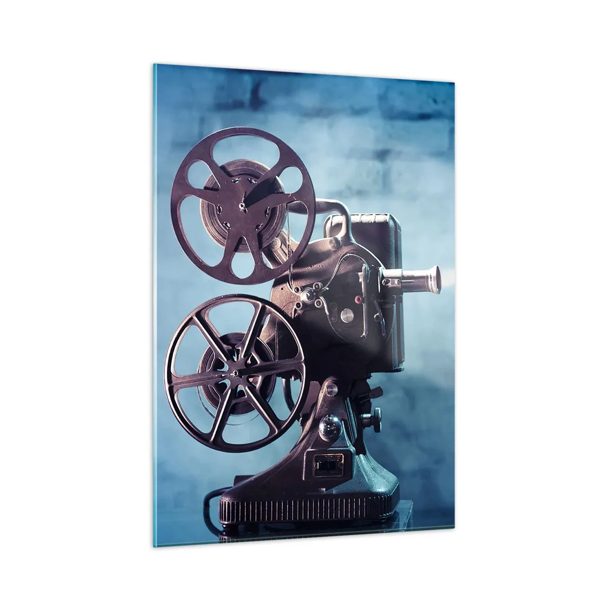 Glasbild - Bild auf glas - Eine Filmkamera im Retro-Stil vor einer blauen Wand - 50x70cm - Im alten Kino - Moderne Wanddekoration für Wohnzimmer und Schlafzimmer ARTTOR
