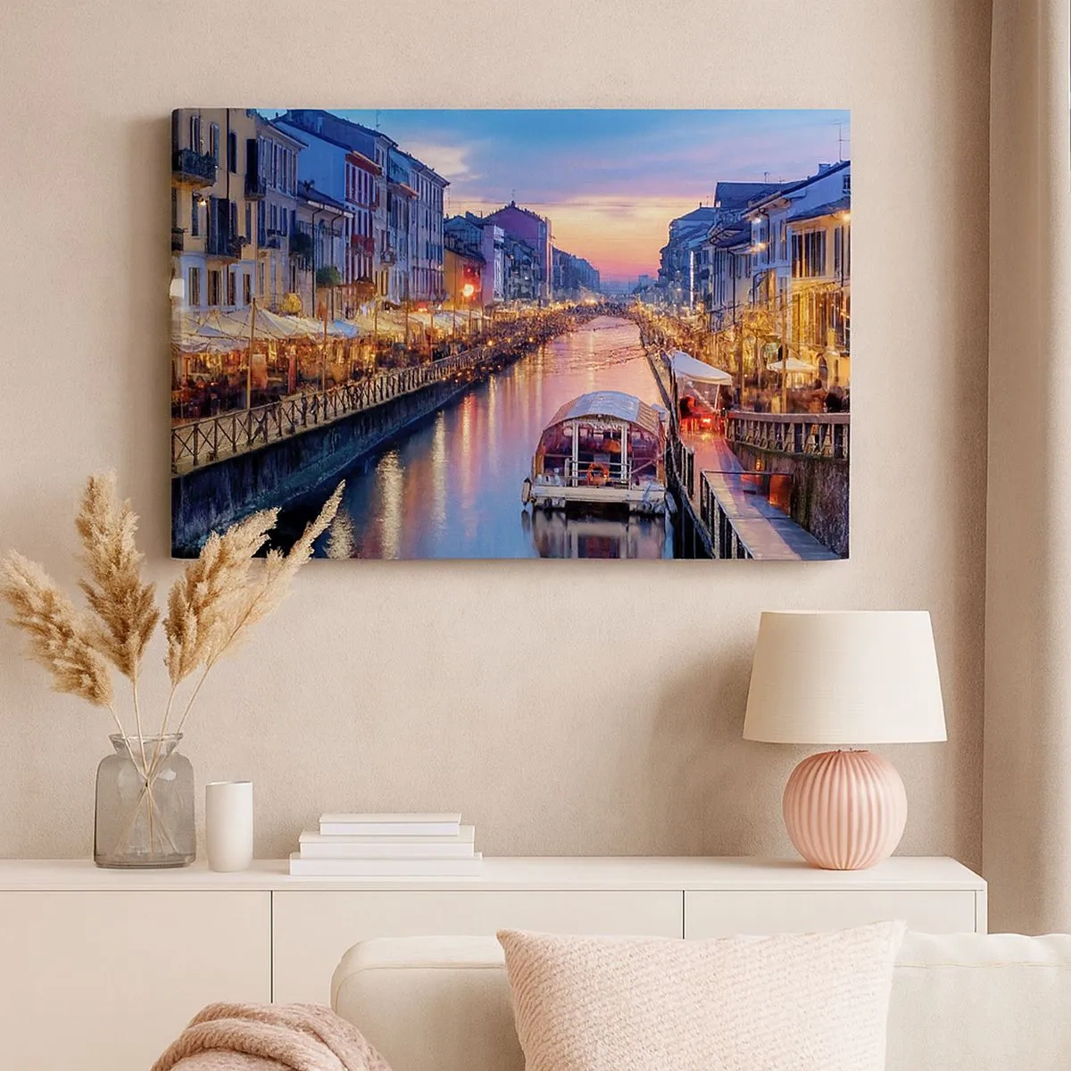 Bild auf Leinwand - Leinwandbild - Ein Kanal mit Beleuchtung, umgeben von farbenfrohen Gebäuden - 70x50cm - Ein Abend voller Licht und Spaß - Moderne Wanddekoration für Wohnzimmer und Schlafzimmer ARTTOR