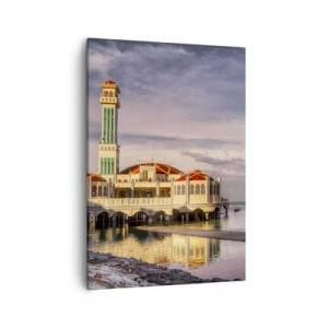 Bild auf Leinwand - Leinwandbild - Ein beeindruckendes Gebäude mit einem Minarett auf dem Wasser, umgeben von einer friedlichen Landschaft - 50x70cm - Tempel der Natur - Moderne Wanddekoration für Wohnzimmer und Schlafzimmer ARTTOR