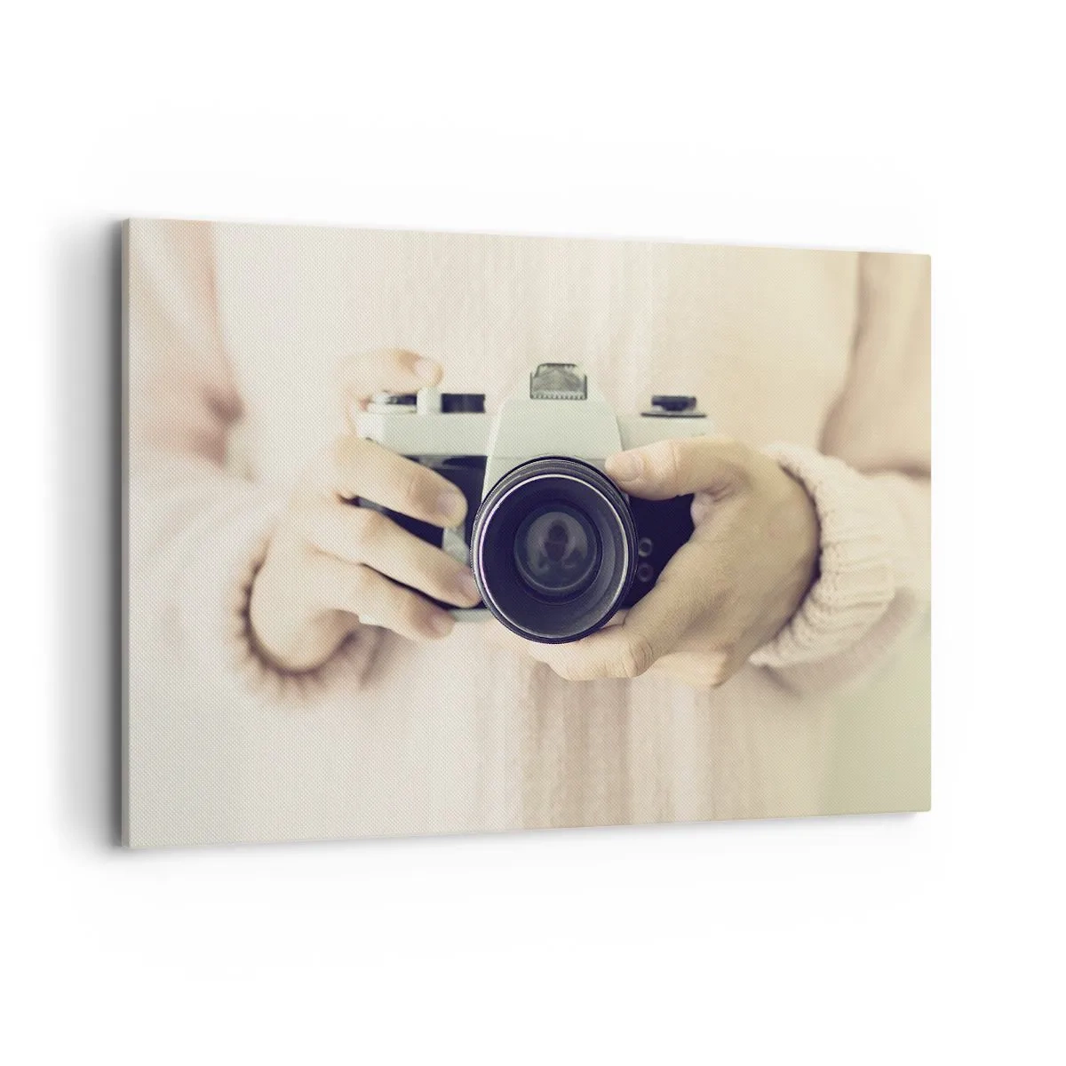 Bild auf Leinwand - Leinwandbild - Retro-Kamera in den Händen vor hellem Hintergrund gehalten - 120x80cm - Um mehr zu sehen ... - Moderne Wanddekoration für Wohnzimmer und Schlafzimmer ARTTOR
