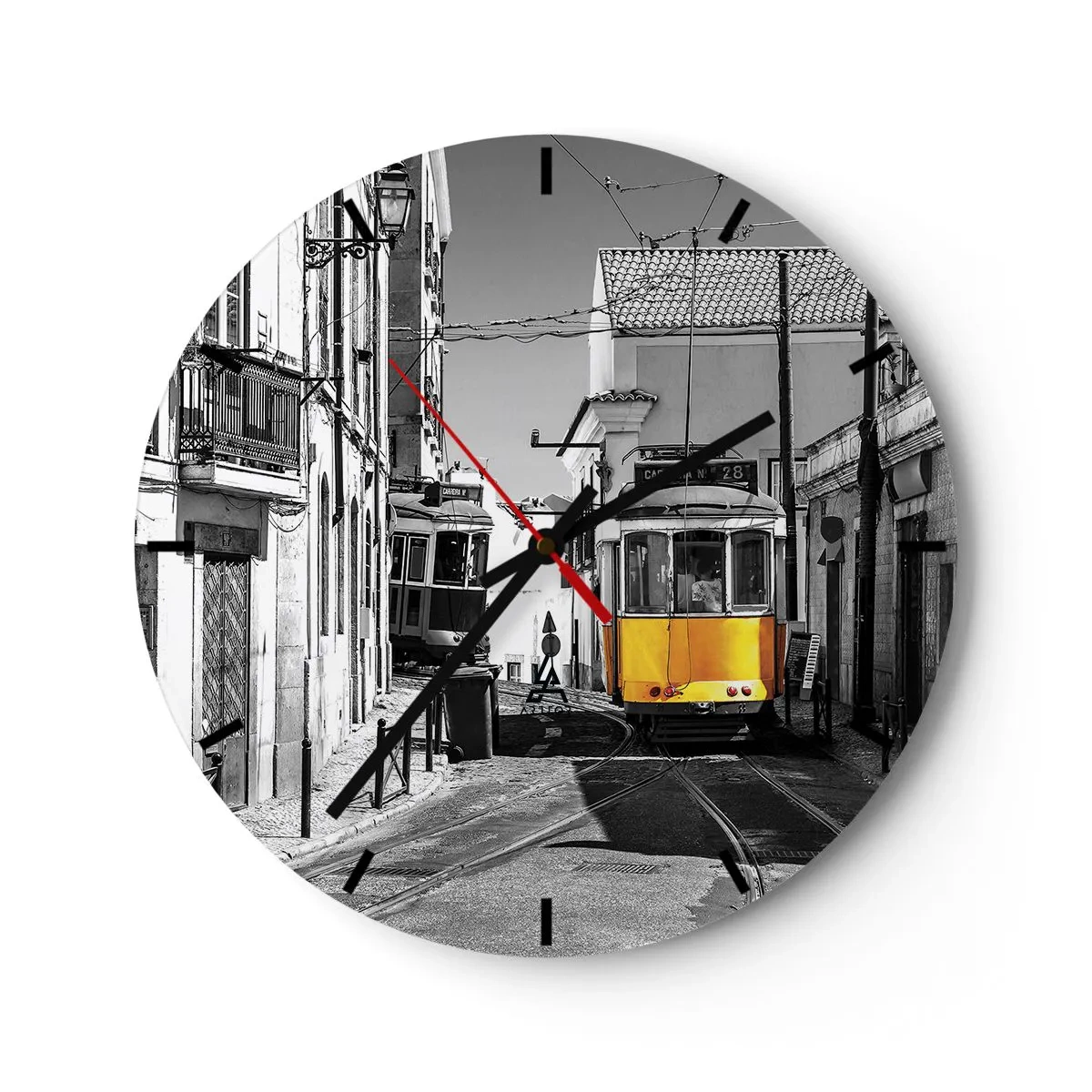 Wanduhr - Glasuhr - Eine gelbe Straßenbahn auf einer schwarz-weißen Straße in Lissabon - 30x30cm - Der Geist von Lissabon - Moderne Wanddekoration für Wohnzimmer, Küche und Schlafzimmer ARTTOR