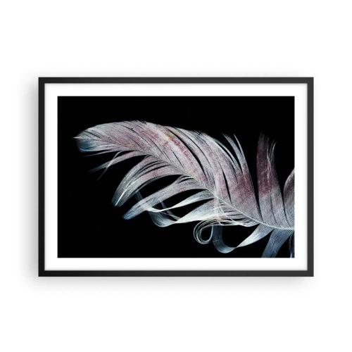 Poster in einem schwarzem Rahmen - Eine zarte Feder auf schwarzem Hintergrund in einem künstlerischen Ansatz - 70x50cm - Denke an Berührung - Moderne Wanddekoration für Wohnzimmer und Schlafzimmer ARTTOR