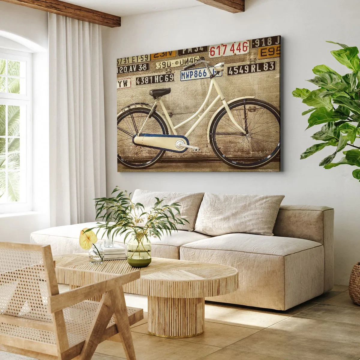 Bild auf Leinwand - Leinwandbild - Ein Retro-Fahrrad vor einer mit Nummernschildern dekorierten Wand - 70x50cm - Keine Komplexe - Moderne Wanddekoration für Wohnzimmer und Schlafzimmer ARTTOR