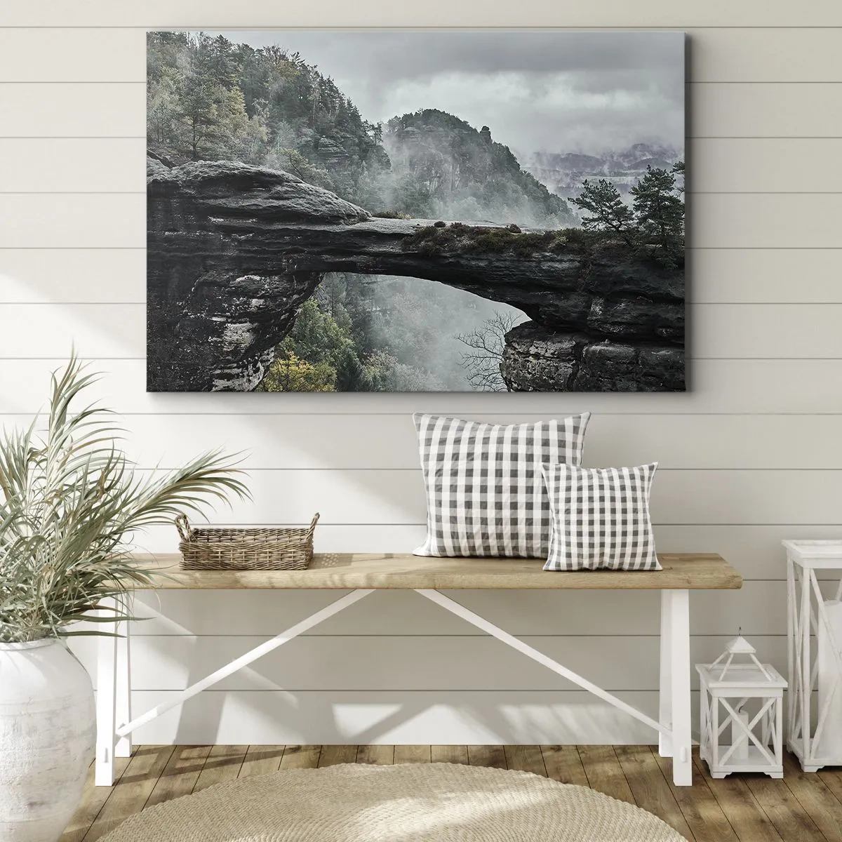 Bild auf Leinwand - Leinwandbild - Ein Steinbogen, umgeben von nebligen Bergen und Wäldern - 70x50cm - Abenteuer beginnt gleich - Moderne Wanddekoration für Wohnzimmer und Schlafzimmer ARTTOR