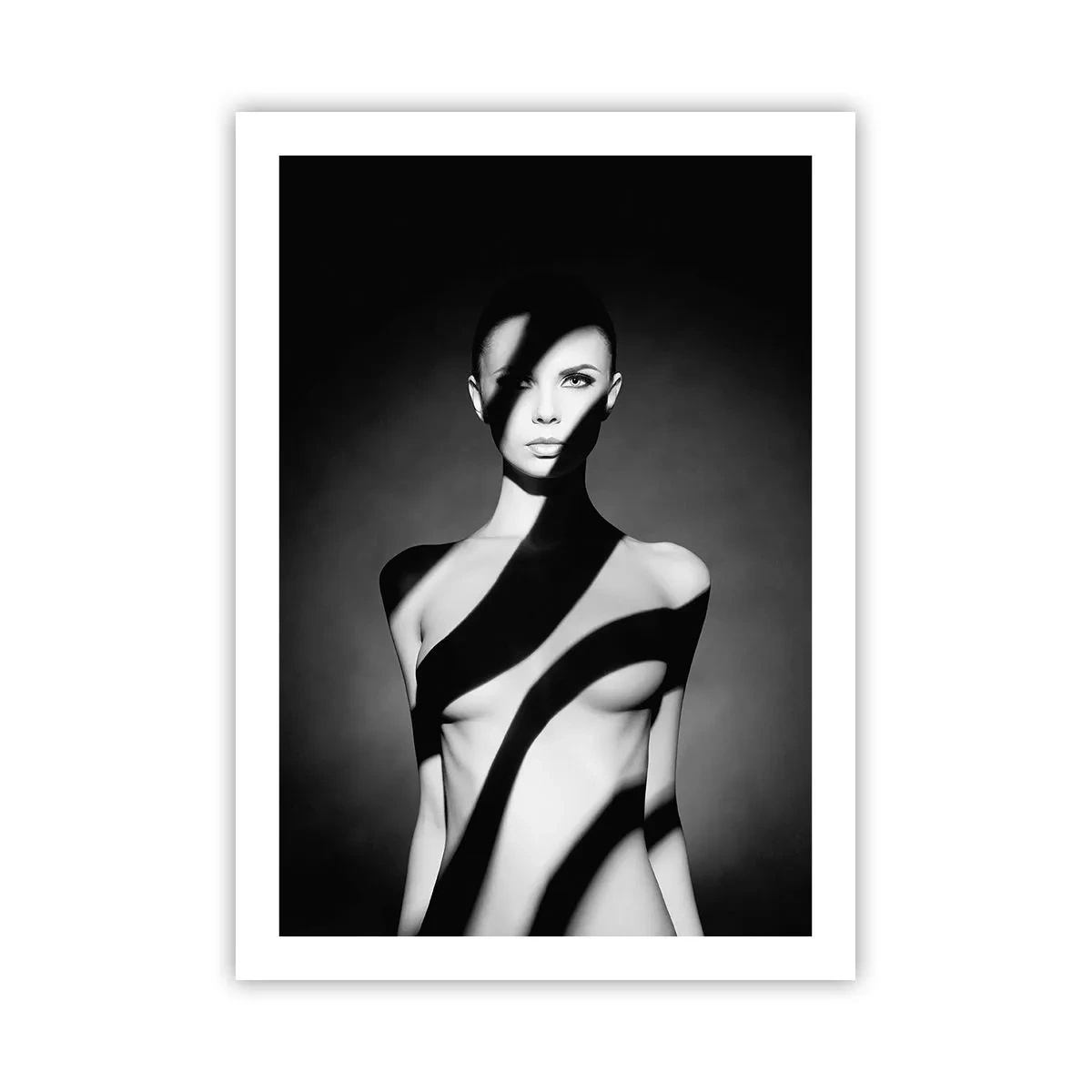 Poster - Frau in schwarz-weißen grafischen Schatten - 50x70cm - In Glanz und Schatten - Moderne Wanddekoration für Wohnzimmer und Schlafzimmer ARTTOR