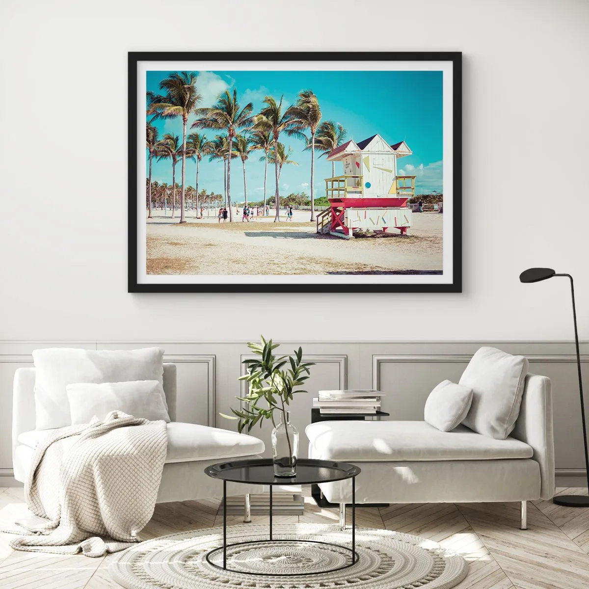 Poster in einem schwarzem Rahmen - Ein Strand mit Palmen und einem Rettungsschwimmerturm im Hintergrund - 70x50cm - Dir steht ein schöner Tag bevor - Moderne Wanddekoration für Wohnzimmer und Schlafzimmer ARTTOR