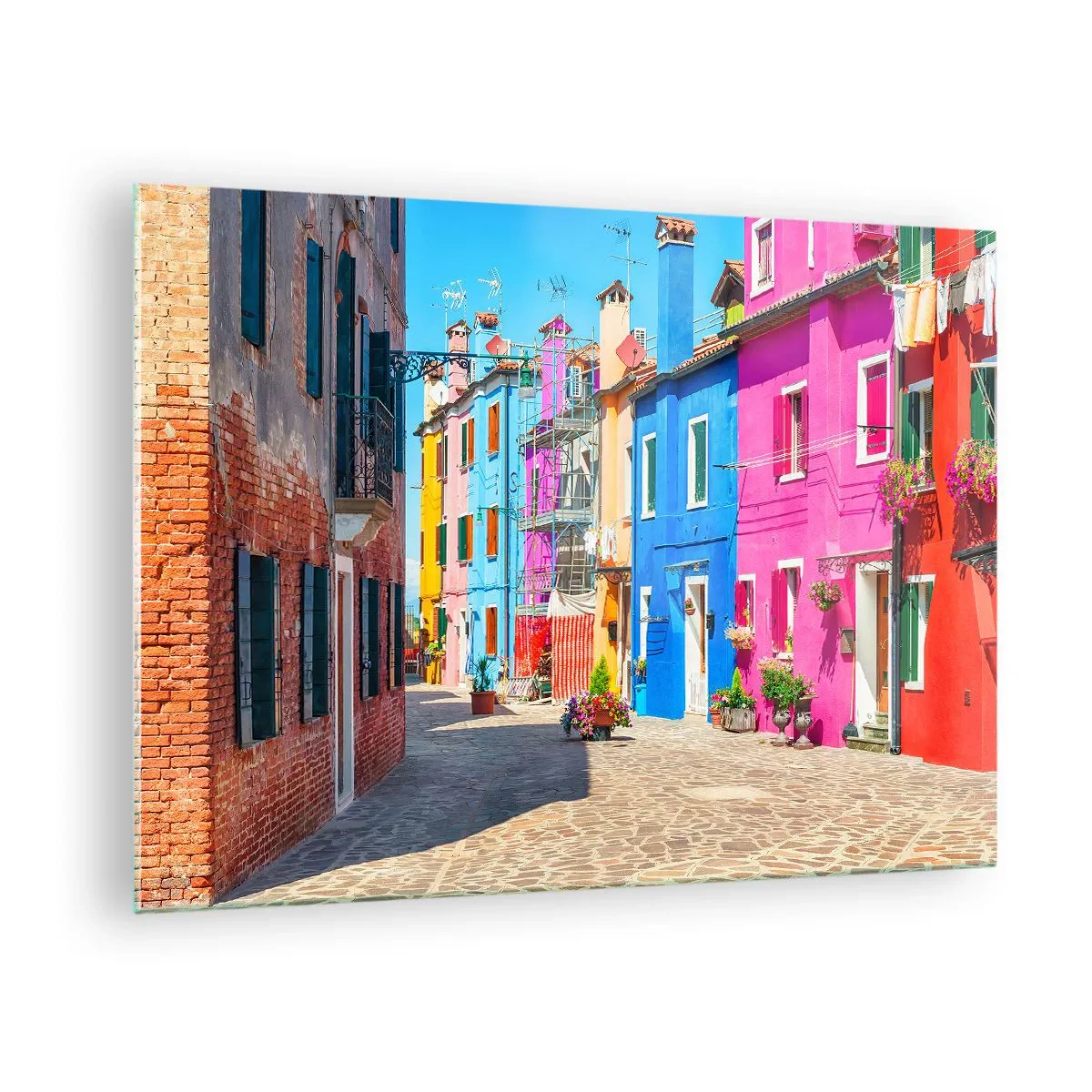 Glasbild - Bild auf glas - Bunte Gebäude in einer engen Straße in einer sonnigen Stadt - 70x50cm - Städtchen "Zu Papageien" - Moderne Wanddekoration für Wohnzimmer und Schlafzimmer ARTTOR