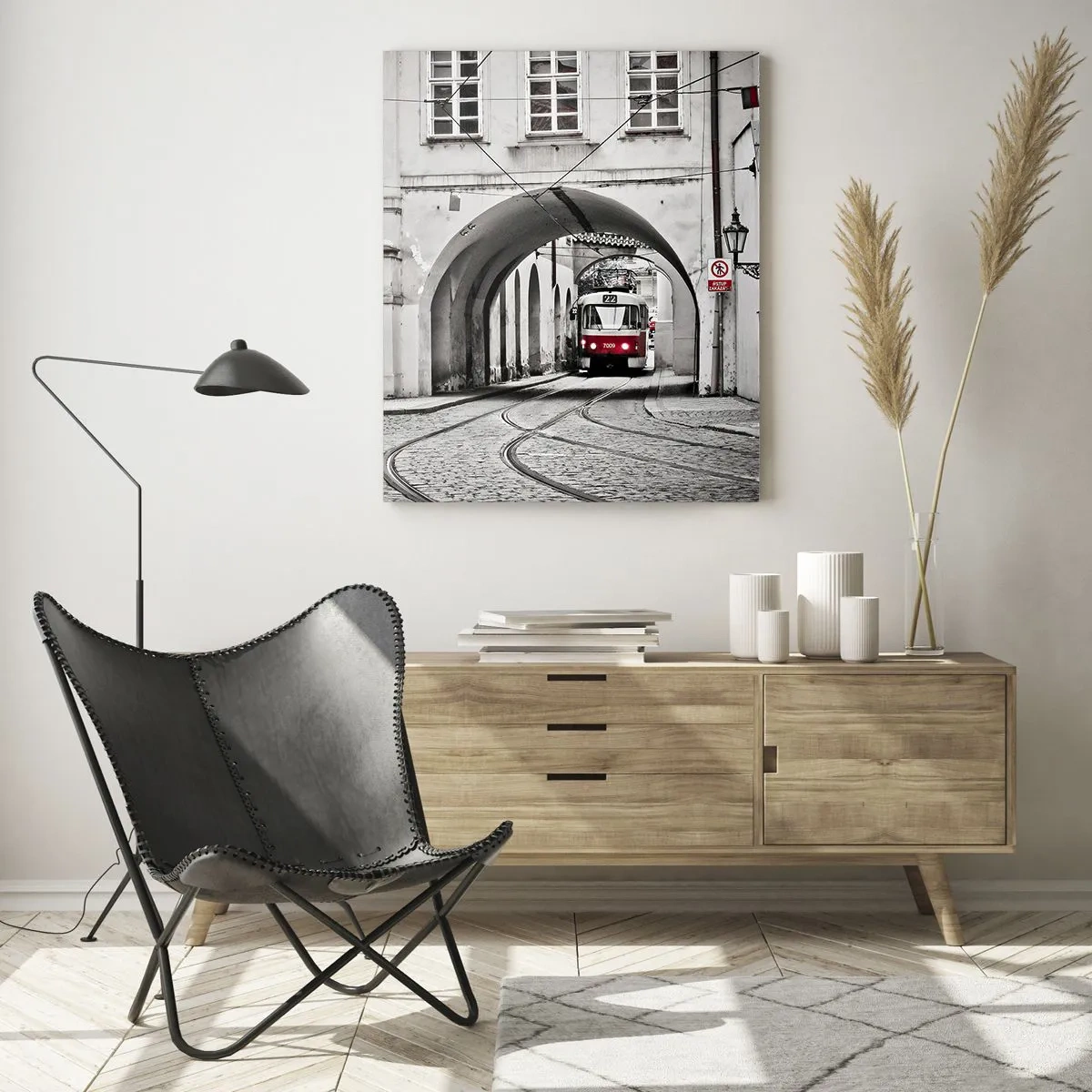 Glasbild - Bild auf glas - Schwarz-weiße Straßenbahn in einer alten Straße - 50x70cm - Durch das Stadtlabyrinth - Moderne Wanddekoration für Wohnzimmer und Schlafzimmer ARTTOR