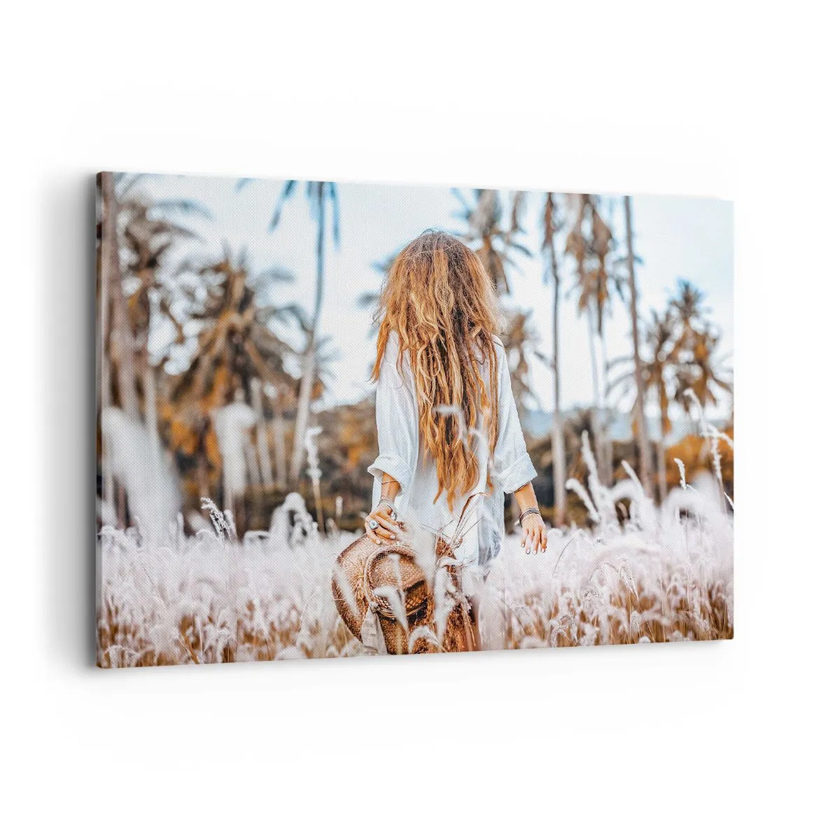 Bild auf Leinwand - Leinwandbild - Eine Frau auf einer Wiese mit Palmen im Hintergrund bei Sonnenuntergang - 100x70cm - Geboren aus Grasflaum - Moderne Wanddekoration für Wohnzimmer und Schlafzimmer ARTTOR