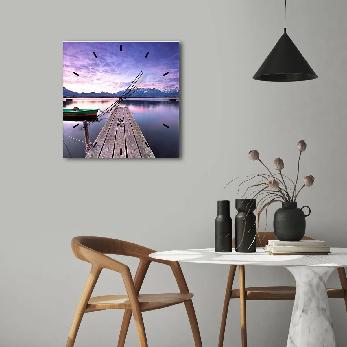 Wanduhr - Glasuhr - Ein Holzsteg mit einem Boot auf einem von Bergen umgebenen See bei Sonnenuntergang - 30x30cm - Freundliche Stille - Moderne Wanddekoration für Wohnzimmer und Schlafzimmer ARTTOR