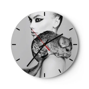 Wanduhr - Glasuhr - Porträt einer Frau mit einem Chinchilla in Schwarz-Weiß - 30x30cm - Dame mit einem Chinchilla - Moderne Wanddekoration für Wohnzimmer, Küche und Schlafzimmer ARTTOR