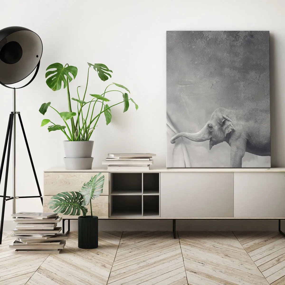 Bild auf Leinwand - Leinwandbild - Ein Elefant, der in einer surrealen Schwarzweißaufnahme den Vorhang zurückzieht - 80x120cm - Enthülle das Geheimnis - Moderne Wanddekoration für Wohnzimmer und Schlafzimmer ARTTOR