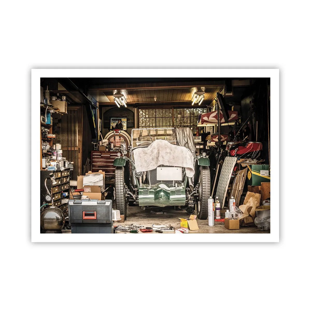 Poster - Ein altes Auto in einer Garage, umgeben von Werkzeugen und Geräten - 100x70cm - Zurück in die Vergangenheit - Moderne Wanddekoration für Wohnzimmer und Schlafzimmer ARTTOR