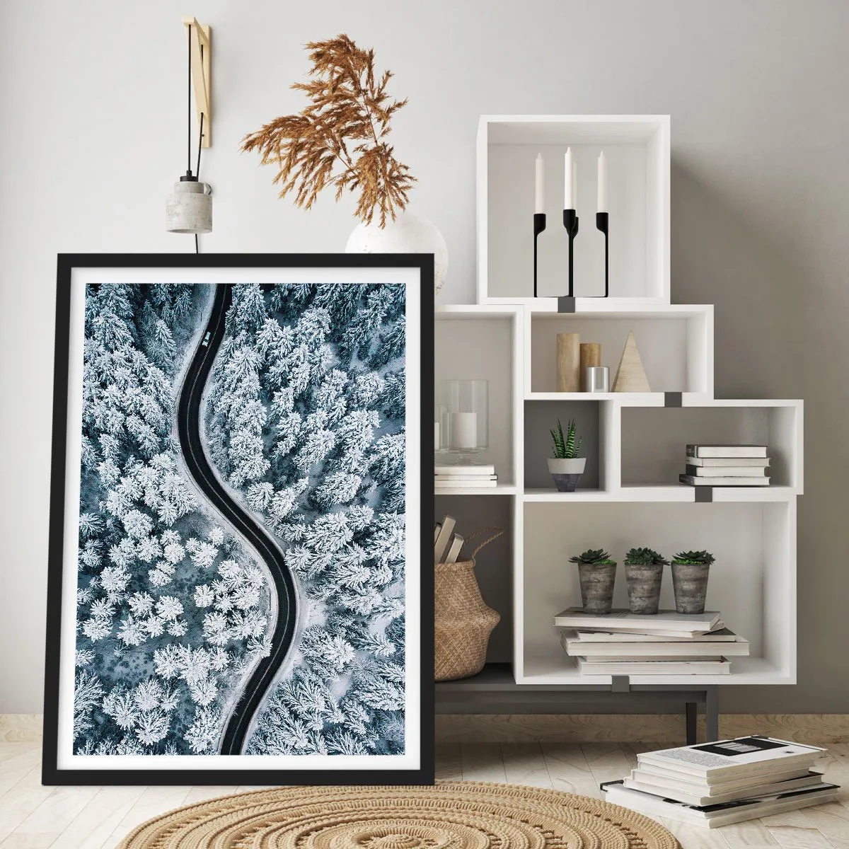 Poster in einem schwarzem Rahmen - Durch den Winterwald - 61x91 cm