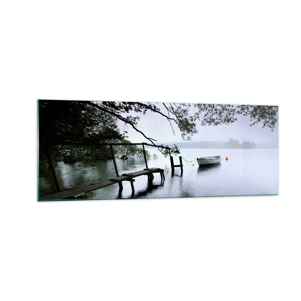 Glasbild - Bild auf glas - Ein Steg über dem Wasser mit einem Boot im Hintergrund, umgeben von einer nebligen Landschaft - 140x50cm - Du ruhst dich schon aus - Moderne Wanddekoration für Wohnzimmer und Schlafzimmer ARTTOR