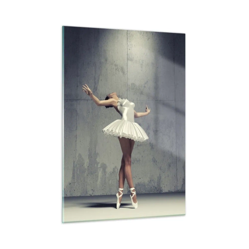 Glasbild - Bild auf glas - Eine Ballerina in einem weißen Kleid vor einer rohen Wand - 50x70cm - Leicht wie ein Vogel - Moderne Wanddekoration für Wohnzimmer und Schlafzimmer ARTTOR