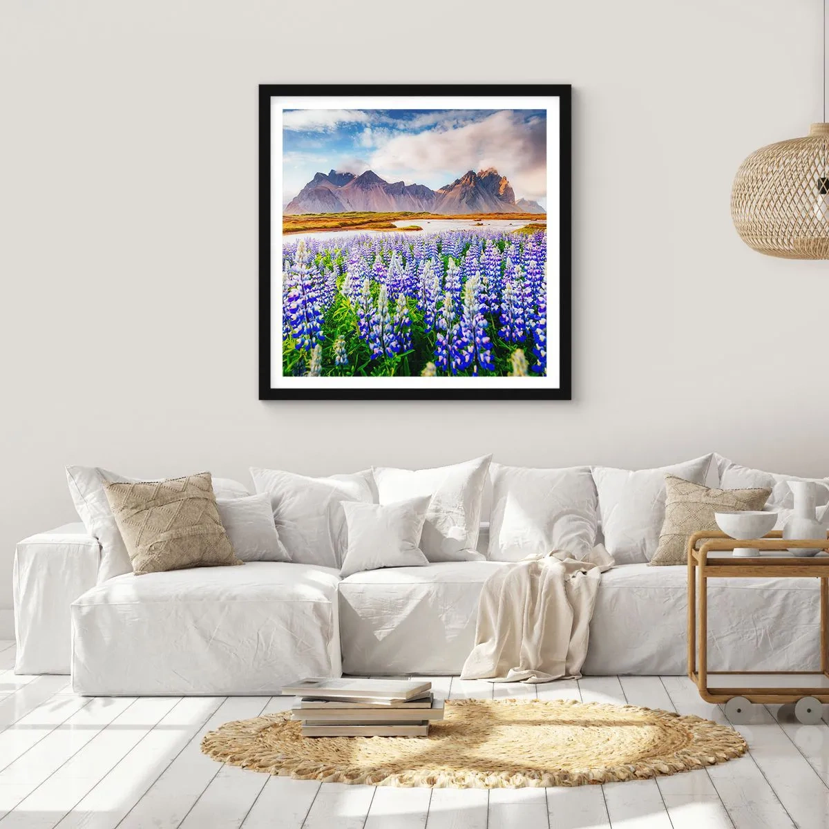 Poster in einem schwarzem Rahmen - Kraft und Strenge neben Sanftmut - 50x50 cm