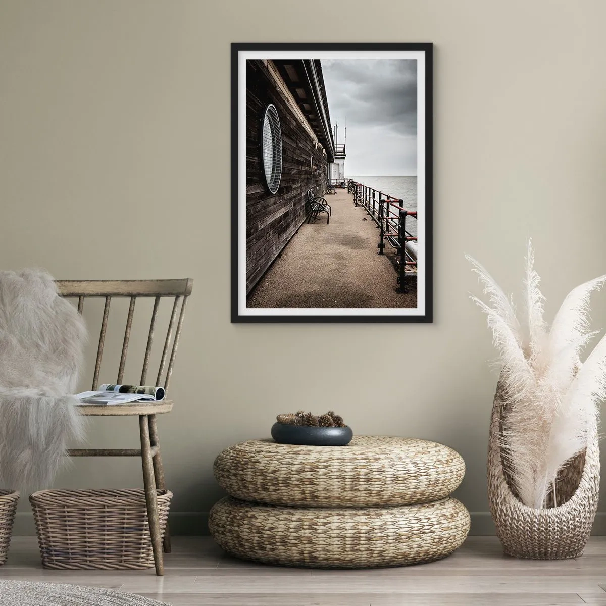Poster in einem schwarzem Rahmen - Holzsteg mit Bänken am ruhigen Meer - 50x70cm - Die Zeit blieb stehen - Moderne Wanddekoration für Wohnzimmer und Schlafzimmer ARTTOR