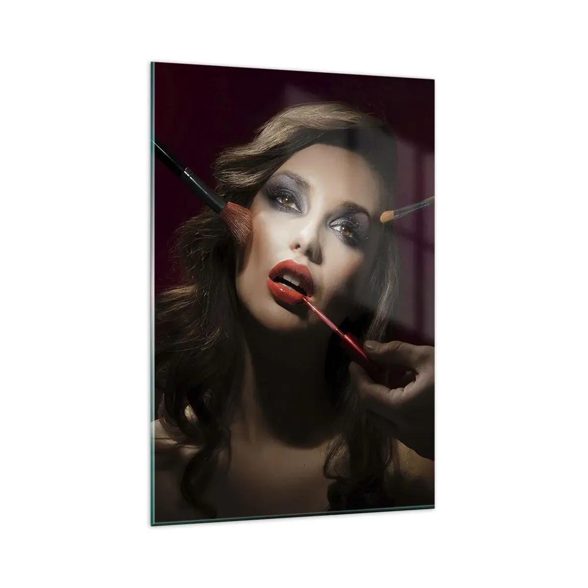 Glasbild - Bild auf glas - Stilvolles Porträt einer Frau beim Schminken vor dunklem Hintergrund - 80x120cm - Verträumt schön - Moderne Wanddekoration für Wohnzimmer und Schlafzimmer ARTTOR