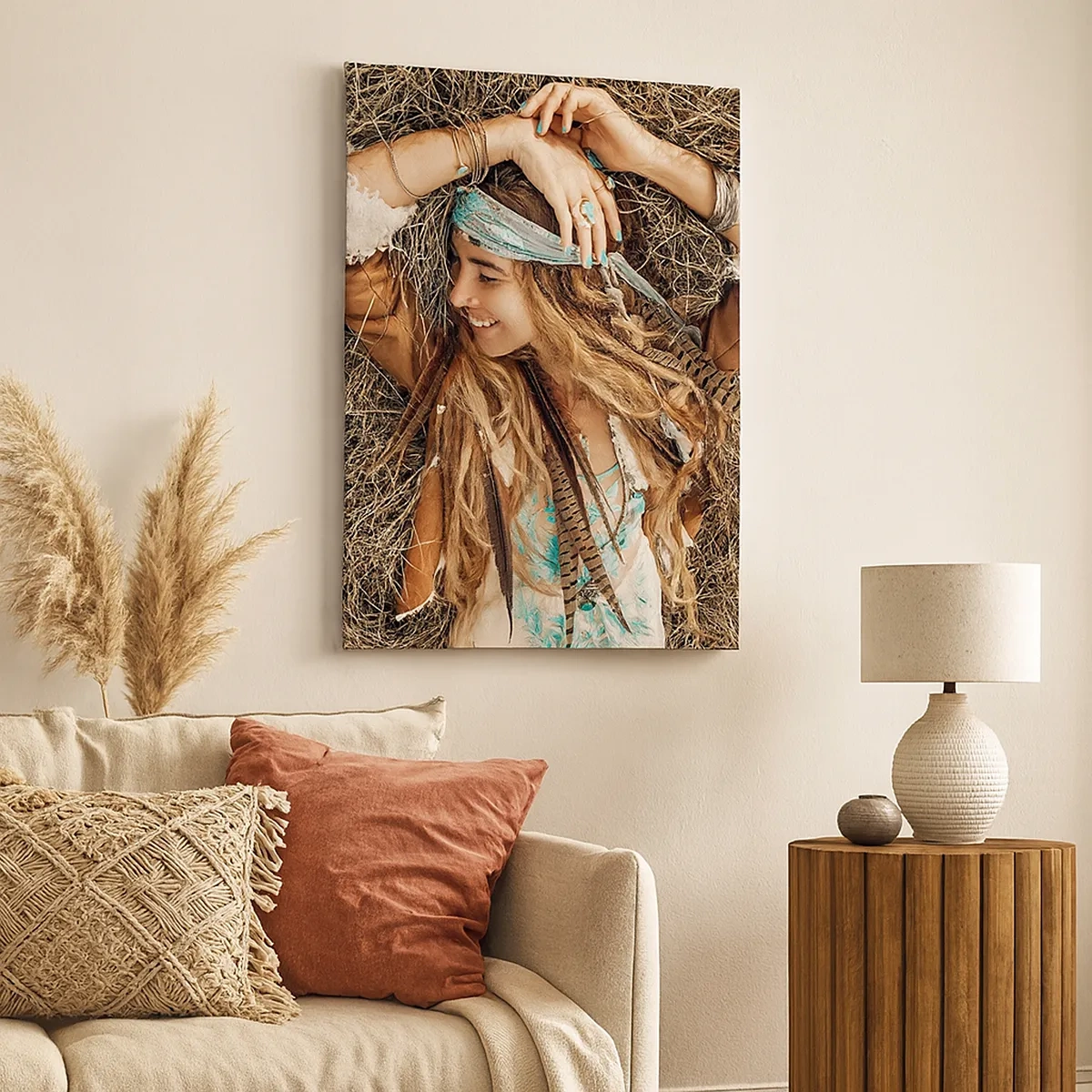 Bild auf Leinwand - Leinwandbild - Frau im Boho-Stil liegt auf Heu - 50x70cm - Auf dem Weg in den Sommer der Liebe - Moderne Wanddekoration für Wohnzimmer und Schlafzimmer ARTTOR