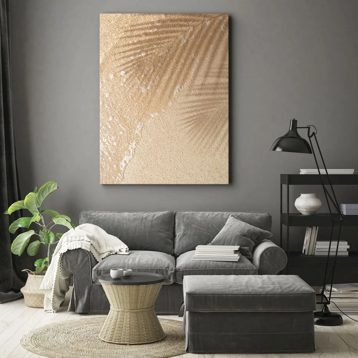 Bild auf Leinwand - Leinwandbild - Der Schatten einer Palme auf dem Sand mit einem zarten Wellenmuster - 70x100cm - Der Schatten eines heißen Sommers - Moderne Wanddekoration für Wohnzimmer und Schlafzimmer ARTTOR