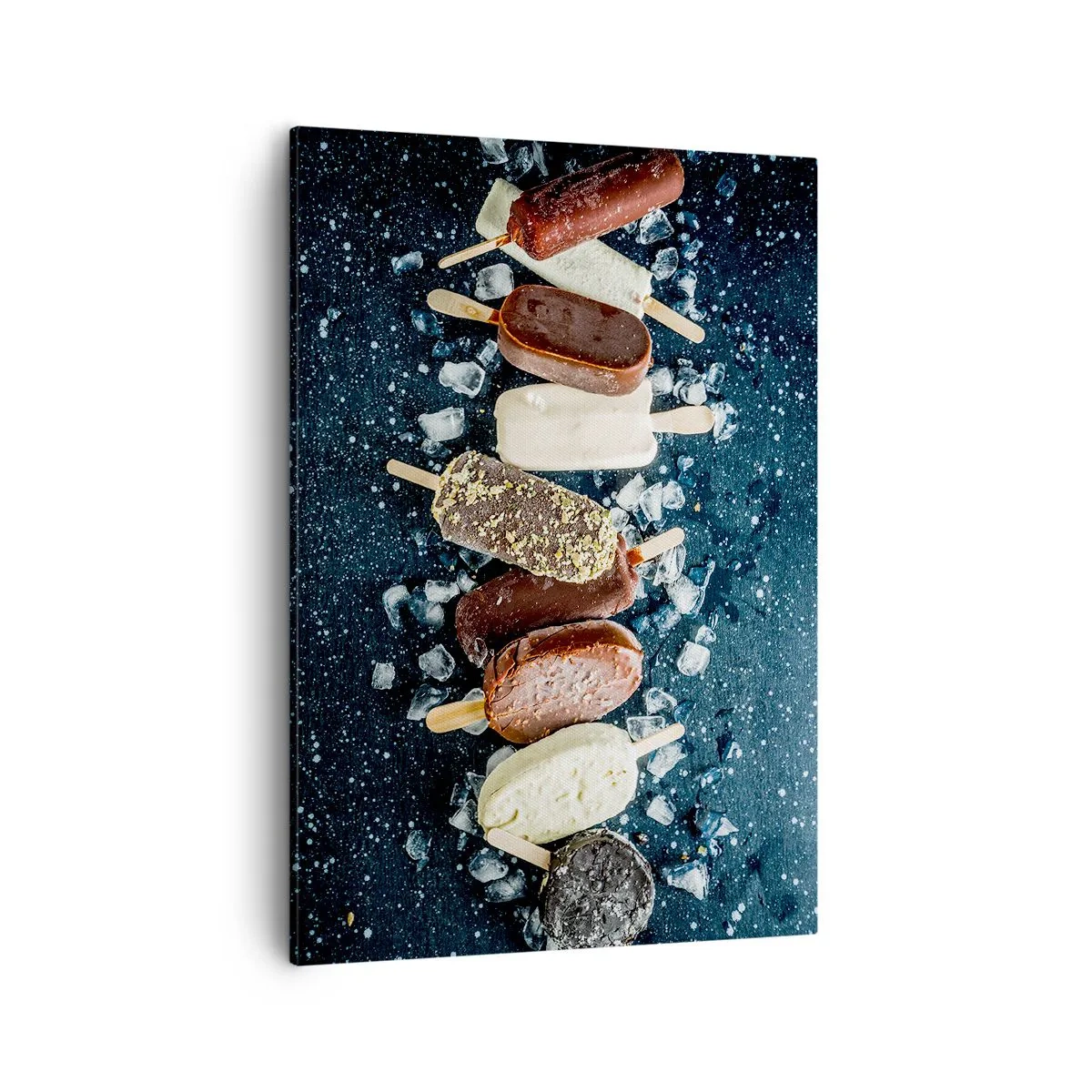 Bild auf Leinwand - Leinwandbild - Bunte Eislutscher auf Eis mit dunklem Hintergrund angeordnet - 50x70cm - Geschmack des heißen Sommers - Moderne Wanddekoration für Wohnzimmer und Schlafzimmer ARTTOR