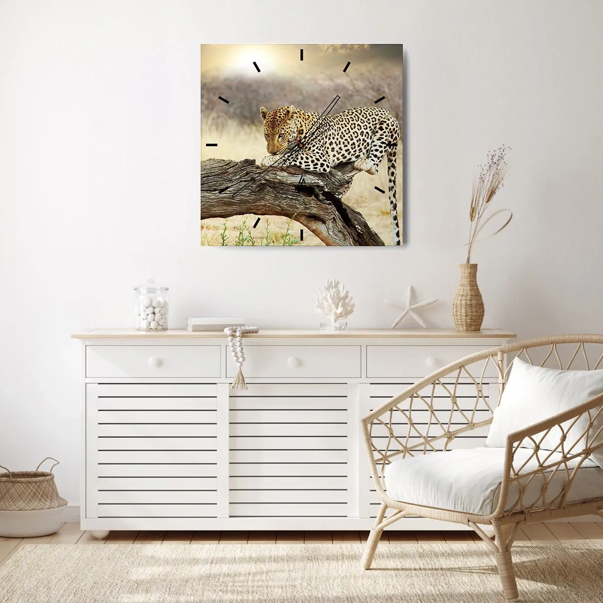 Wanduhr - Glasuhr - Ein Leopard ruht auf einem Baumstamm in der Savanne - 30x30cm - Ich gehe meine eigenen Wege - Moderne Wanddekoration für Wohnzimmer und Schlafzimmer ARTTOR