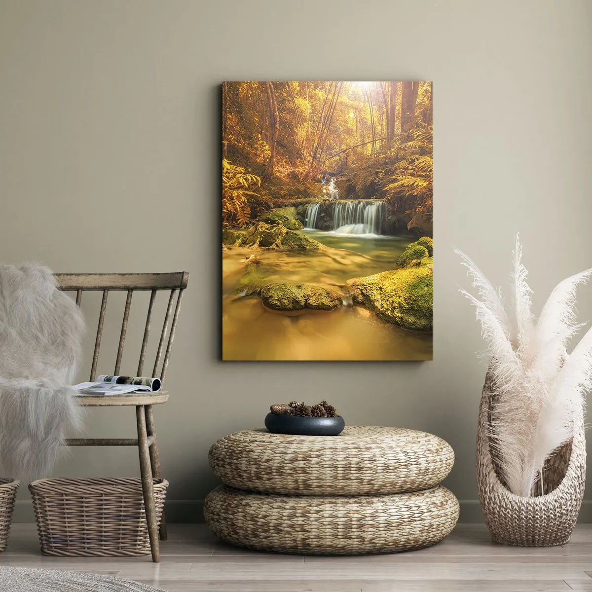 Bild auf Leinwand - Leinwandbild - Ein goldener Wasserfall in einem herbstlichen Wald, umgeben von Grün - 50x70cm - Waldkaskade in Gold - Moderne Wanddekoration für Wohnzimmer und Schlafzimmer ARTTOR