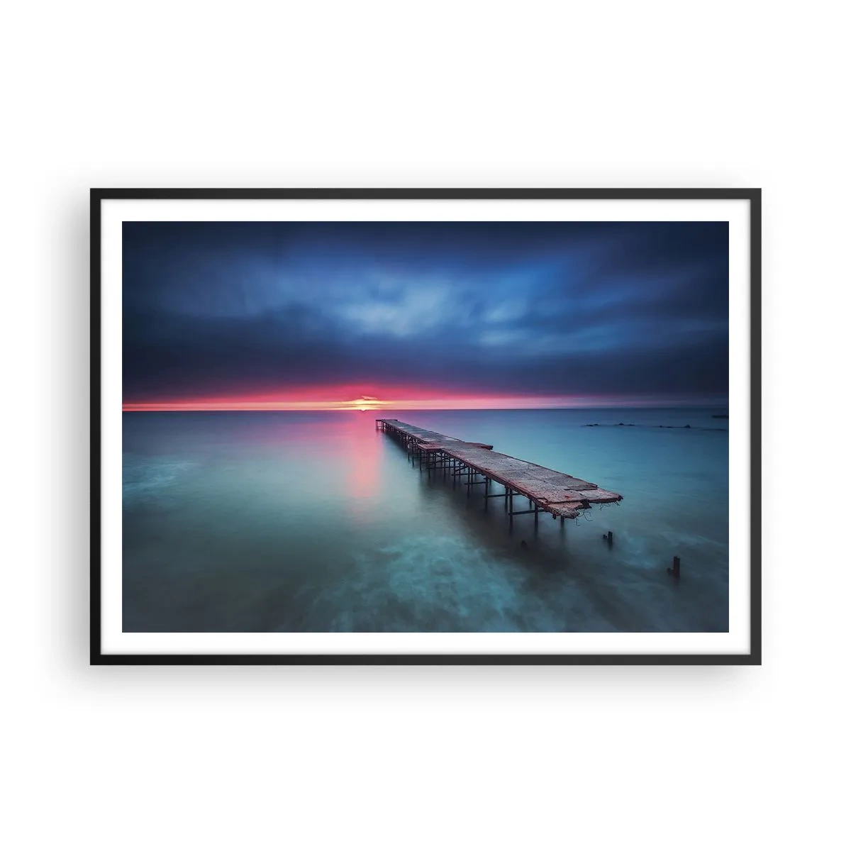 Poster in einem schwarzem Rahmen - Ein Holzsteg, der bei Sonnenuntergang direkt aufs Meer hinausführt - 100x70cm - Zwischen Himmel und Erde - Moderne Wanddekoration für Wohnzimmer und Schlafzimmer ARTTOR
