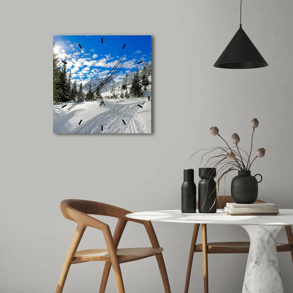 Wanduhr - Glasuhr - Winterliche Berglandschaft mit Wald und Weg im Schnee - 30x30cm - Im Schnee und in der Sonne - Moderne Wanddekoration für Wohnzimmer und Schlafzimmer ARTTOR