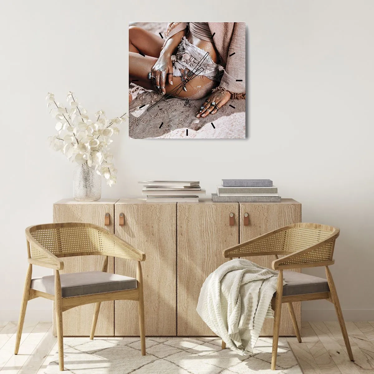 Wanduhr - Glasuhr - Boho-Frau am Strand mit Schmuck - 30x30cm - Von den Wellen geworfen? - Moderne Wanddekoration für Wohnzimmer und Schlafzimmer ARTTOR