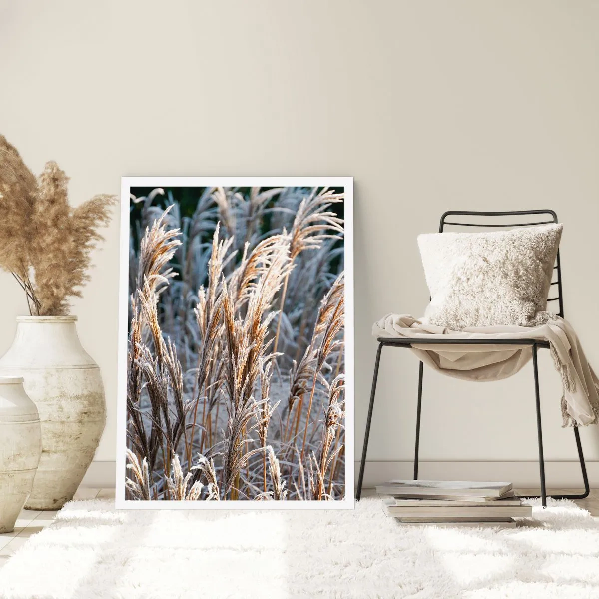 Poster - Getrocknete Gräser mit Frost bedeckt in einer Winterlandschaft - 50x70cm - Gekleidet mit Frost - Moderne Wanddekoration für Wohnzimmer und Schlafzimmer ARTTOR