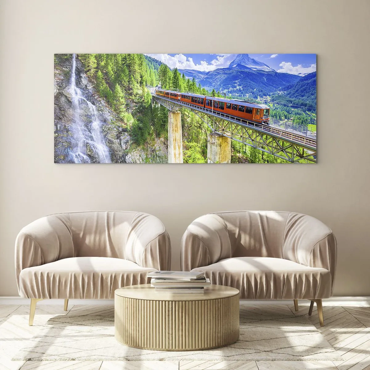 Glasbild - Bild auf glas - Eine Achterbahn auf einer Brücke mit Blick auf einen Wasserfall und Berge - 140x50cm - Jetzt sind Alpen dran - Moderne Wanddekoration für Wohnzimmer und Schlafzimmer ARTTOR
