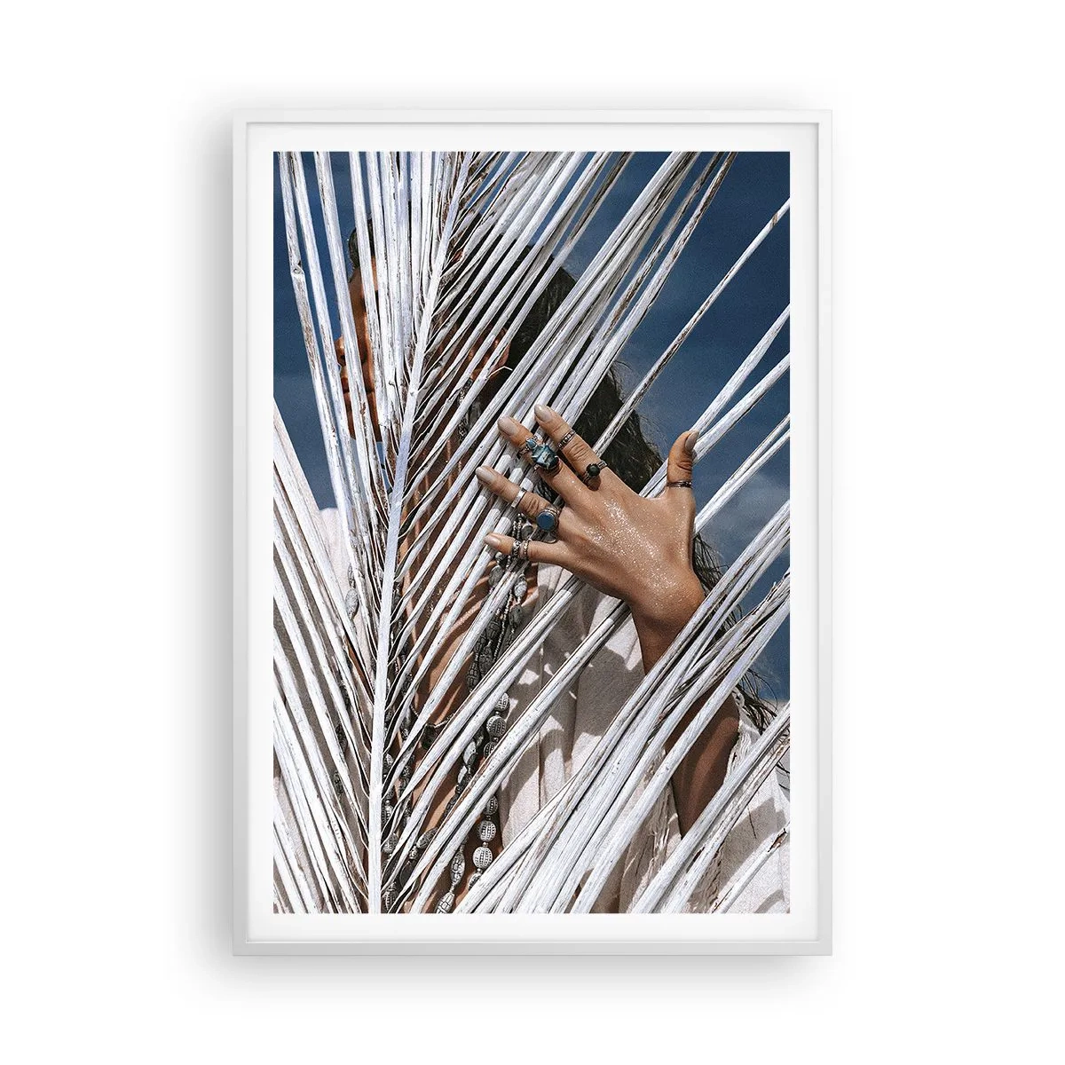 Poster in einem weißen Rahmen - Das Mädchen des Schamanen? - 70x100 cm