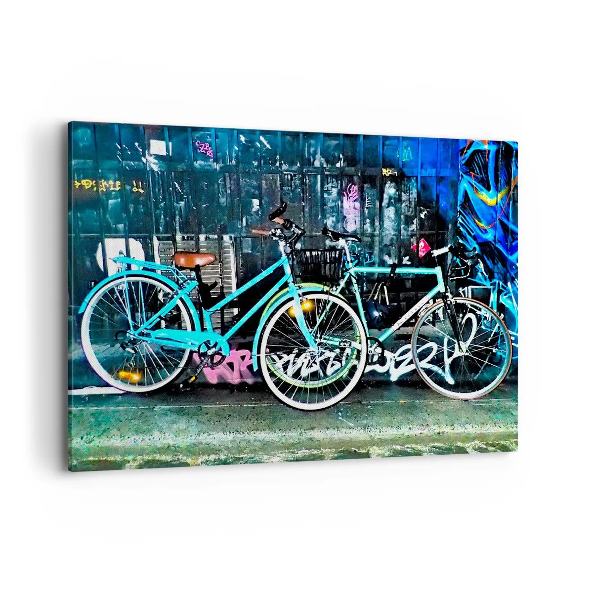 Bild auf Leinwand - Leinwandbild - Zwei türkisfarbene Fahrräder vor einer urbanen Graffiti-Kulisse. - 100x70cm - Die Stadt ruft - Moderne Wanddekoration für Wohnzimmer und Schlafzimmer ARTTOR