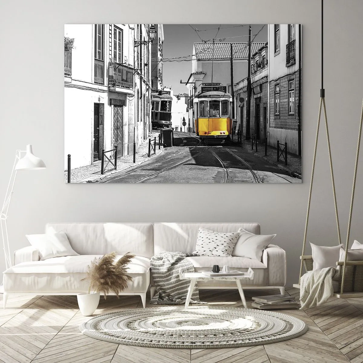 Glasbild - Bild auf glas - Eine gelbe Straßenbahn auf einer schwarz-weißen Straße in einer europäischen Stadt. - 100x70cm - Der Geist von Lissabon - Moderne Wanddekoration für Wohnzimmer und Schlafzimmer ARTTOR