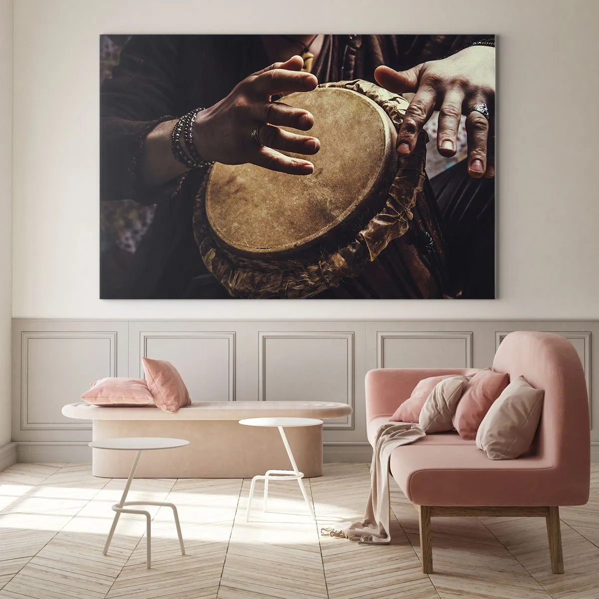 Glasbild - Bild auf glas - Nahaufnahme von Händen, die in warmem Licht eine Djembe-Trommel spielen. - 100x70cm - Im Rhythmus des Herzens - Moderne Wanddekoration für Wohnzimmer und Schlafzimmer ARTTOR