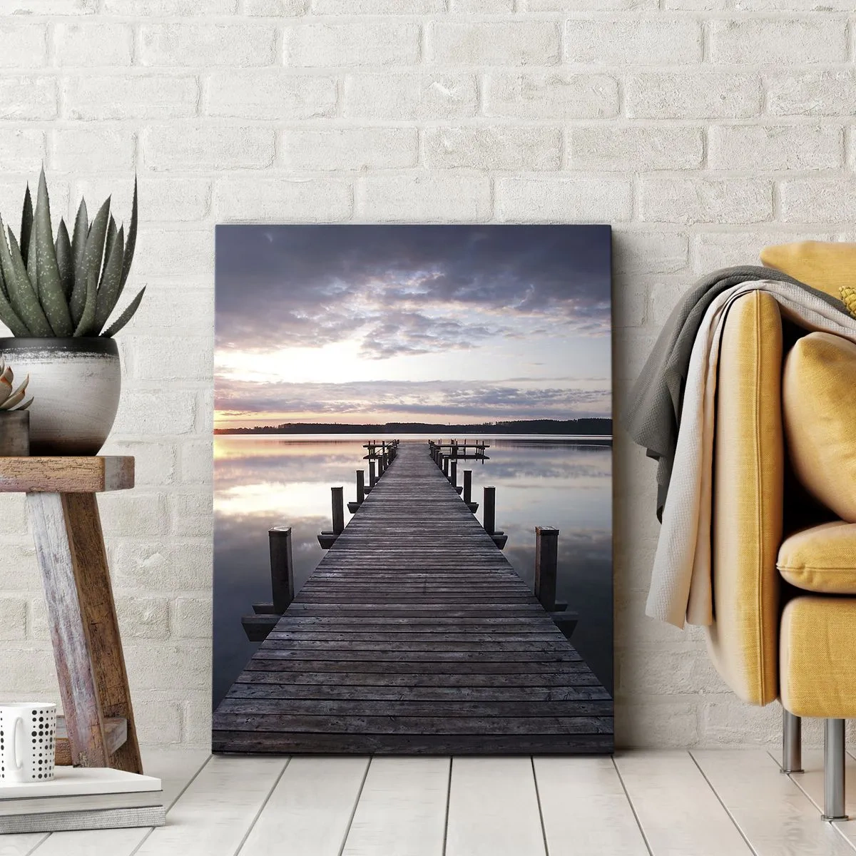 Bild auf Leinwand - Leinwandbild - Ein Pier an einem See bei Sonnenuntergang in einer friedlichen Landschaft - 70x100cm - Eine stille Grenze zwischen Tag und Nacht - Moderne Wanddekoration für Wohnzimmer und Schlafzimmer ARTTOR