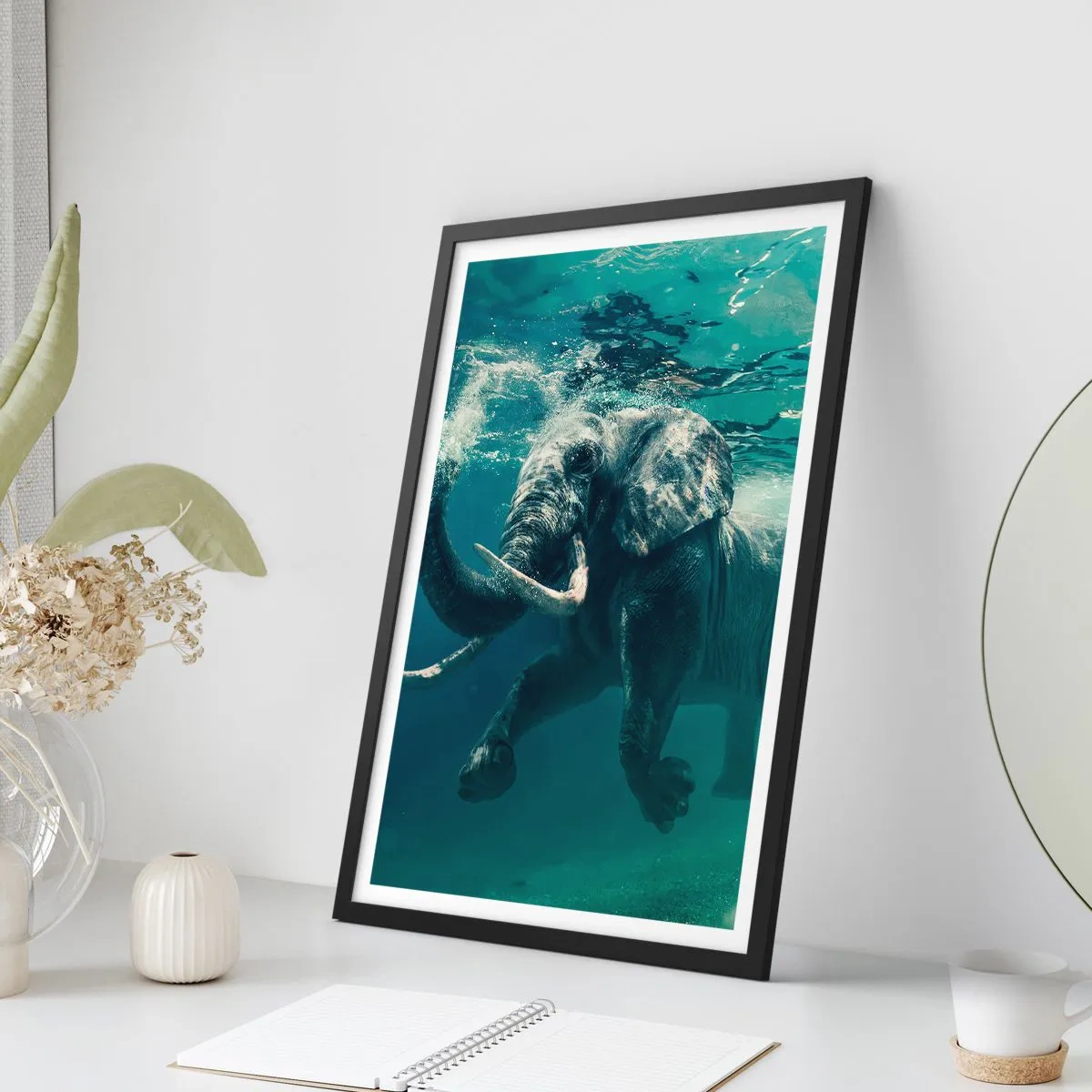 Poster in einem schwarzem Rahmen - Ein Elefant schwimmt im türkisfarbenen Wasser - 50x70cm - Jeder schwimmt gerne - Moderne Wanddekoration für Wohnzimmer und Schlafzimmer ARTTOR