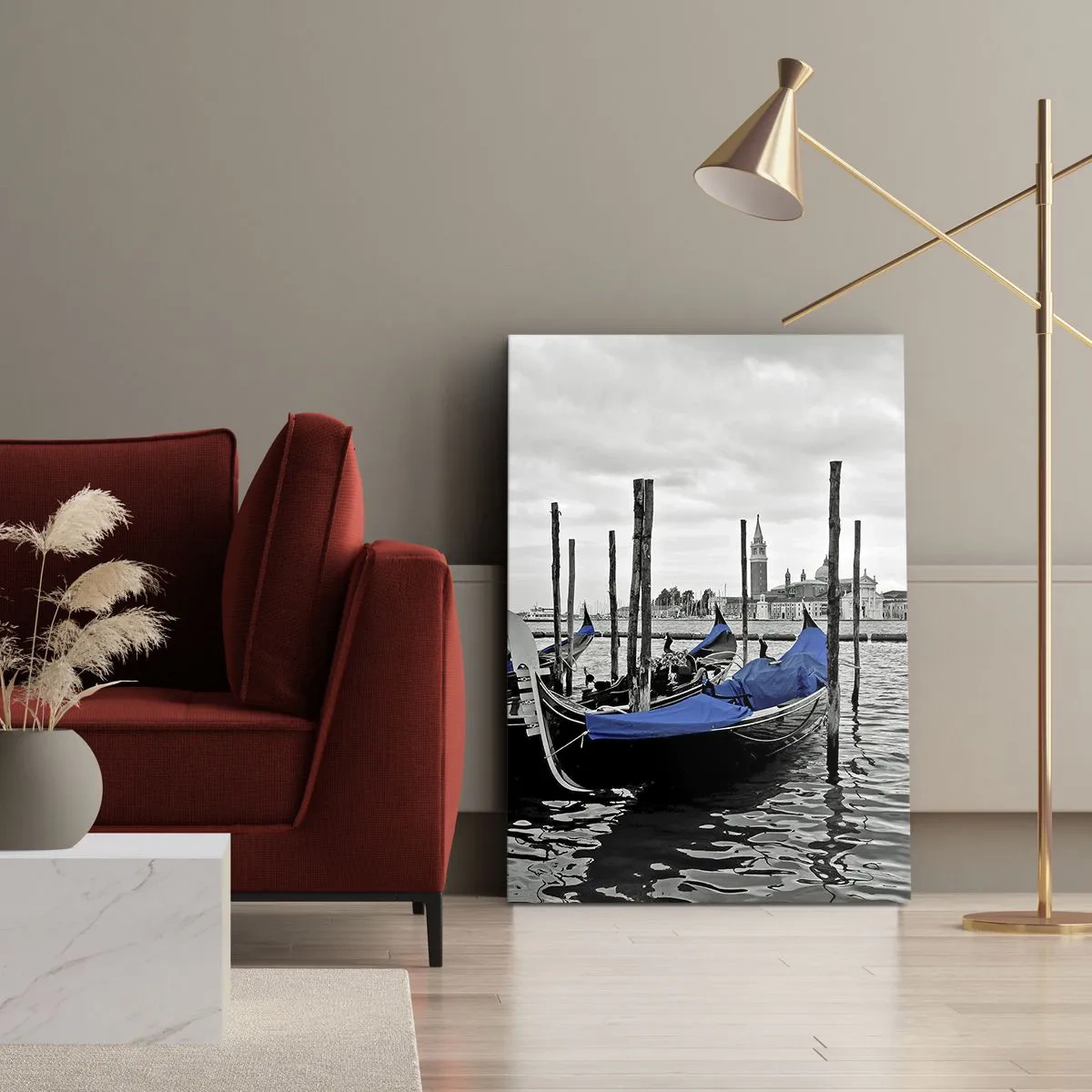 Bild auf Leinwand - Leinwandbild - Gondeln in Venedig mit blauen Abdeckungen - 70x100cm - Nachdenkliches Venedig - Moderne Wanddekoration für Wohnzimmer und Schlafzimmer ARTTOR