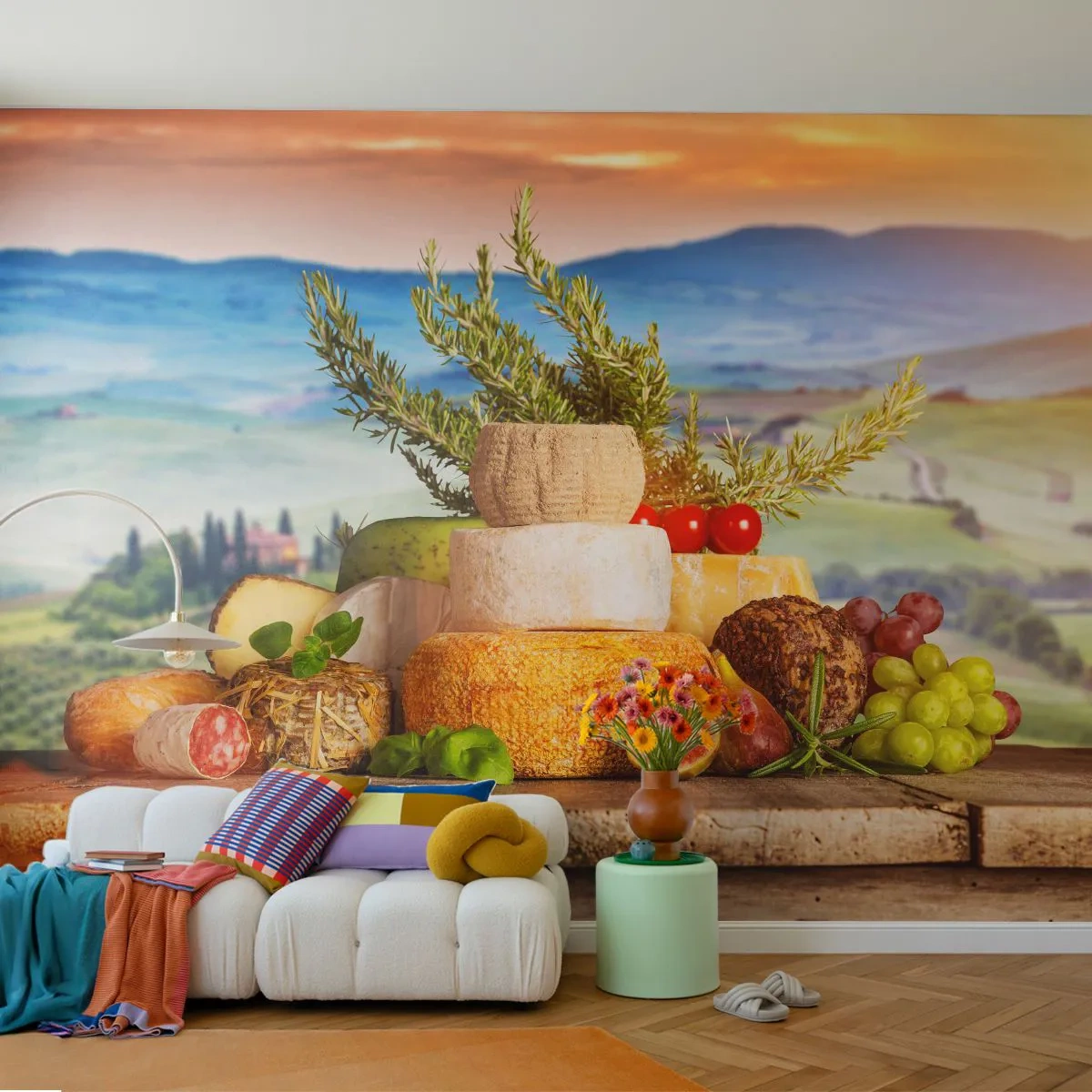 Fototapete Premium Sand - Eine Käse- und Aufschnittplatte vor der Kulisse der toskanischen Landschaft - 100x70cm - Die italienische Lebensfreude - Moderne Wanddekoration für Wohnzimmer und Schlafzimmer ARTTOR