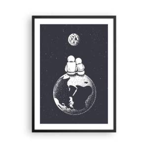 Poster in einem schwarzem Rahmen - Astronauten sitzen auf der Erde und schauen auf den Mond - 50x70cm - Kosmische Liebesgeschichte - Moderne Wanddekoration für Wohnzimmer und Schlafzimmer ARTTOR