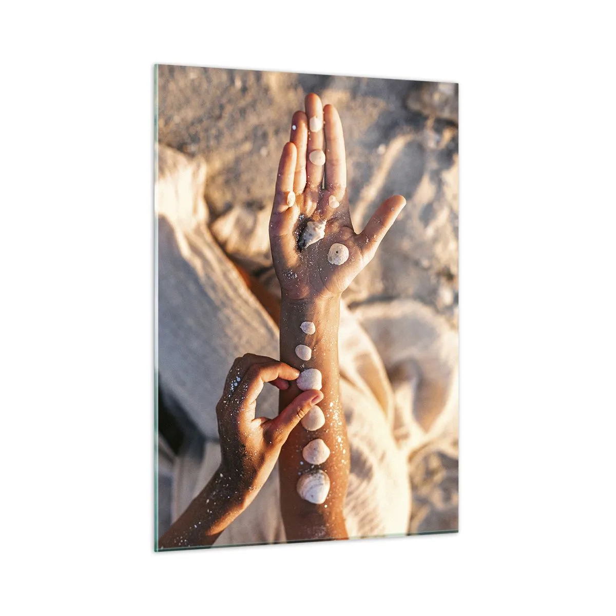 Glasbild - Bild auf glas - Kinderhände mit Muscheln auf einem Hintergrund aus Sand und Stoff - 50x70cm - Schönheit an Ihren Fingerspitzen - Moderne Wanddekoration für Wohnzimmer und Schlafzimmer ARTTOR