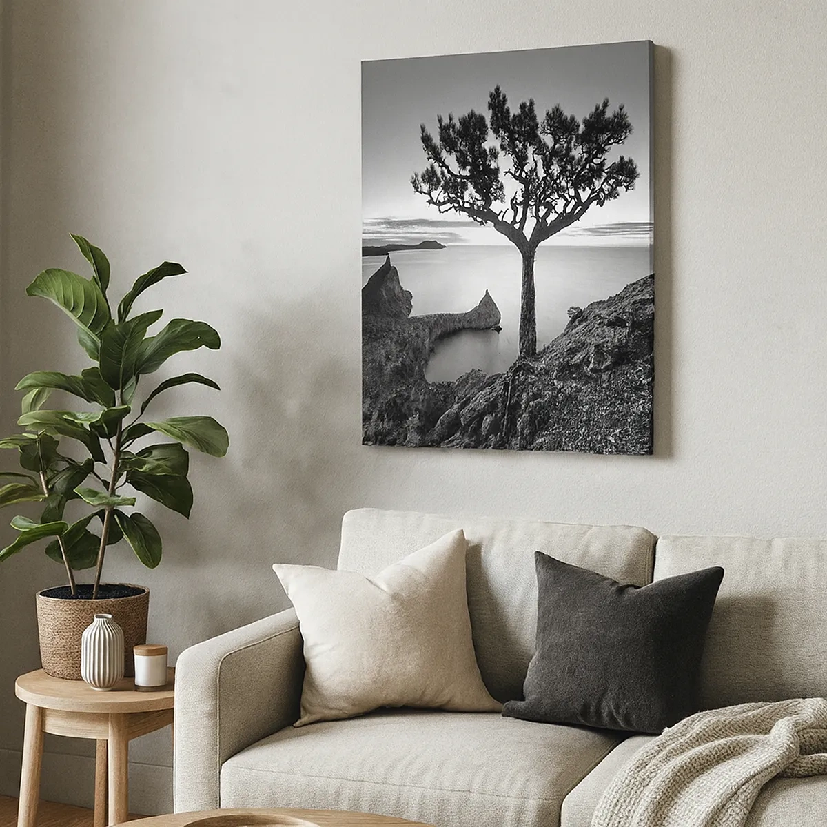 Bild auf Leinwand - Leinwandbild - Schwarz-weiße Landschaft mit einem einsamen Baum auf einer Klippe über dem Meer - 50x70cm - Stille bis zum Horizont - Moderne Wanddekoration für Wohnzimmer und Schlafzimmer ARTTOR