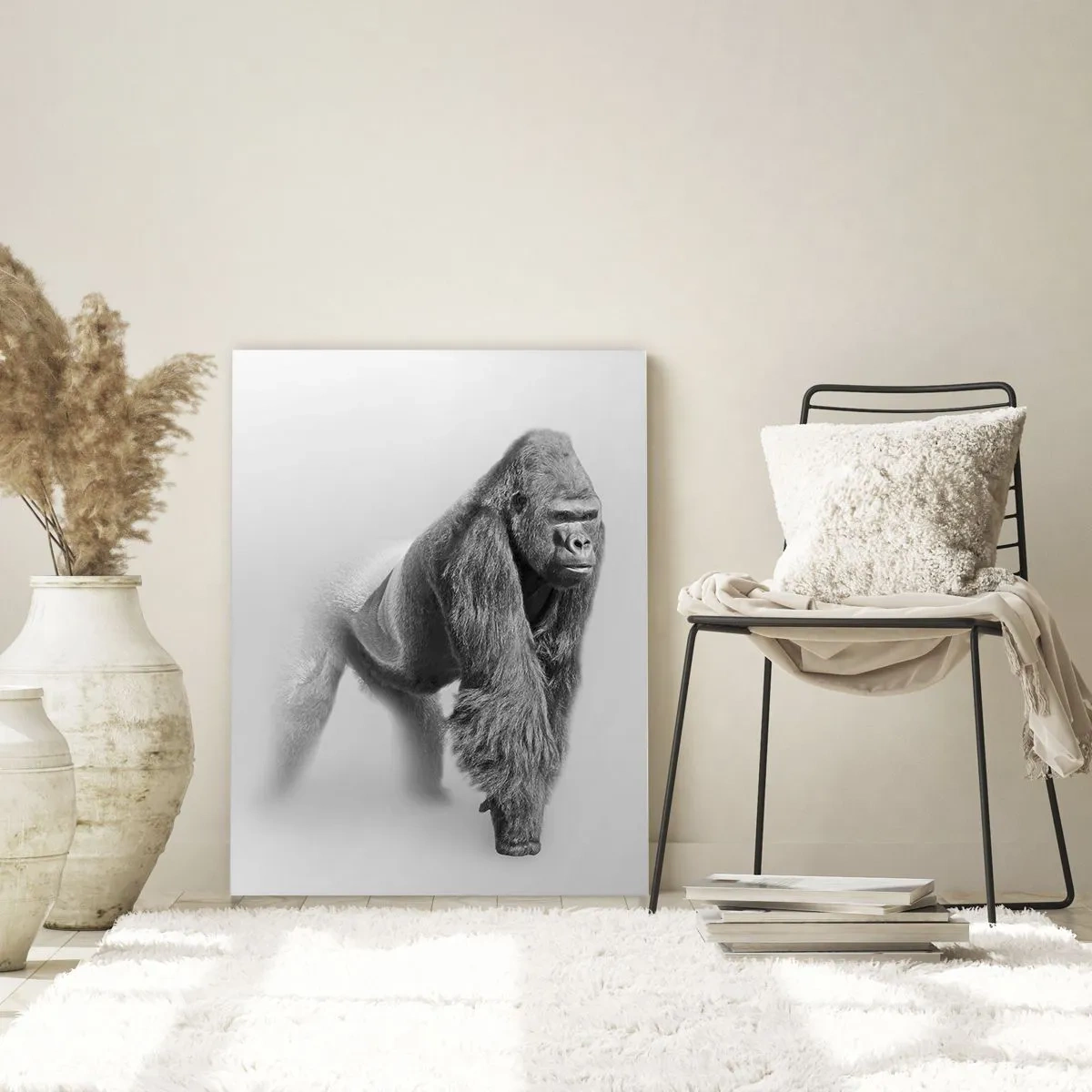 Glasbild - Bild auf glas - Gorilla in monochromen Tönen auf weißem Hintergrund - 80x120cm - Zuversichtlich in seiner Stärke - Moderne Wanddekoration für Wohnzimmer und Schlafzimmer ARTTOR