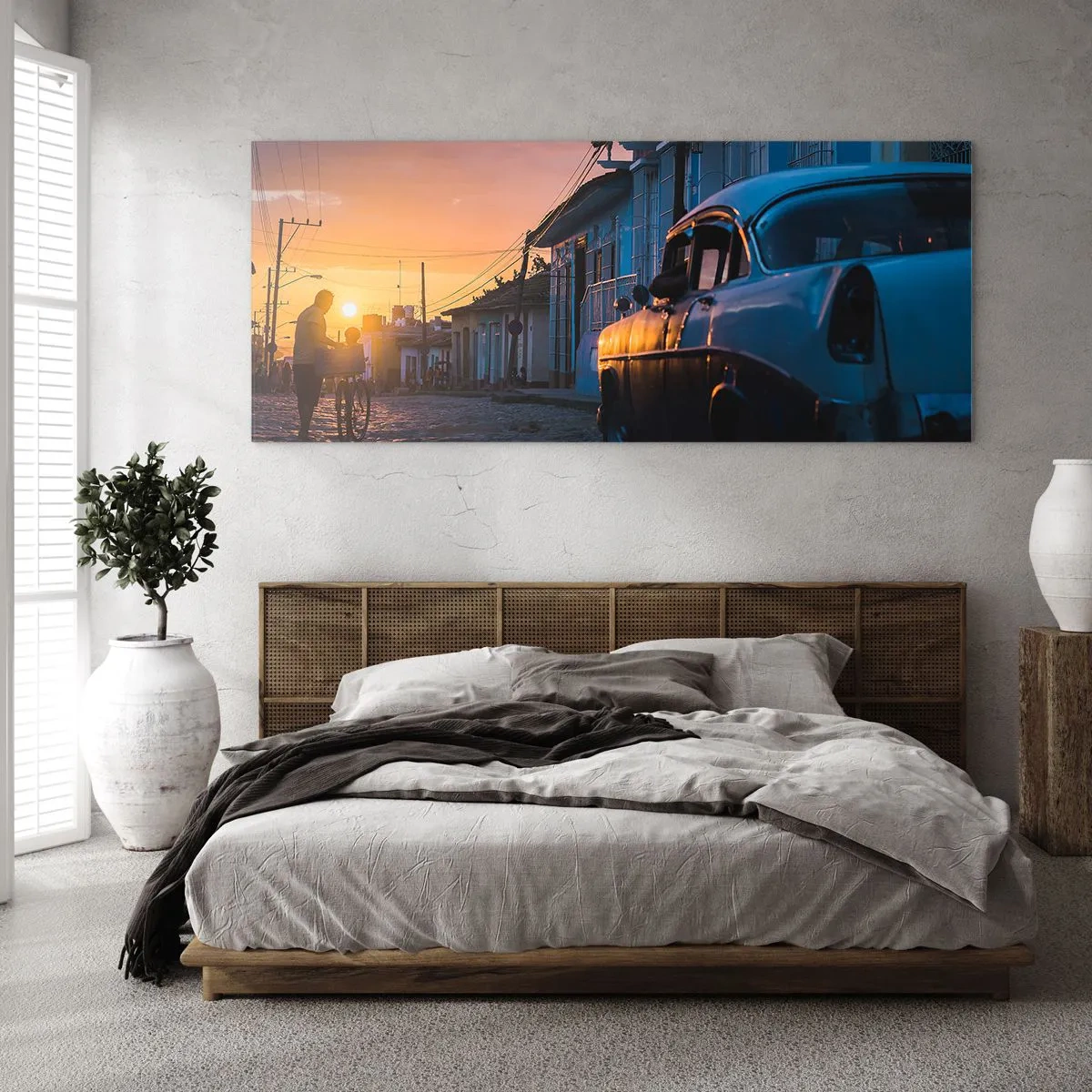 Glasbild - Bild auf glas - Retro-Auto und Fahrrad auf der Straße im Licht der untergehenden Sonne - 140x50cm - Hier vergeht die Zeit - Moderne Wanddekoration für Wohnzimmer und Schlafzimmer ARTTOR