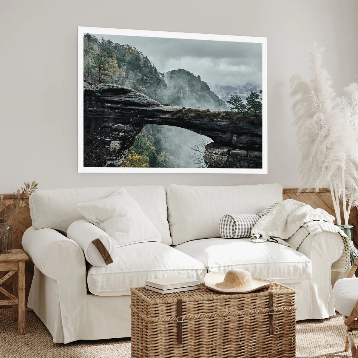 Poster - Ein Steinbogen, umgeben von nebligen Bergen und Wäldern - 100x70cm - Abenteuer beginnt gleich - Moderne Wanddekoration für Wohnzimmer und Schlafzimmer ARTTOR