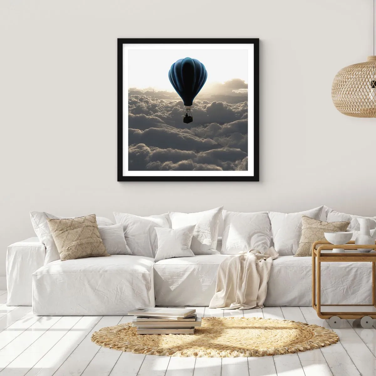 Poster in einem schwarzem Rahmen - Ein Wanderer über den Wolken - 30x30 cm