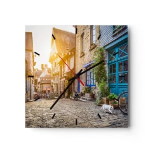 Wanduhr - Glasuhr - Eine charmante Straße mit Steinpflaster im Sonnenlicht - 30x30cm - Der weiße Geist der Stadt - Moderne Wanddekoration für Wohnzimmer und Schlafzimmer ARTTOR